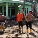 Polisi dan Warga Gayo Lues Bersatu Padu Bersihkan Lumpur Sisa Banjir Bandang