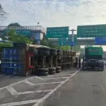 Truk Kontainer Terguling di Tol JORR, Lalin Arah Cikunir Macet Parah Hingga 1 Km