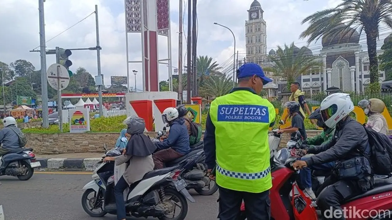 Kisah Mang Apip: Dari Sekuriti Menjadi ‘Joki Jalur’ Pengurai Macet Puncak Bogor