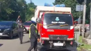 Truk Bermuatan Hebel Berlebih Diputar Balik Petugas di Puncak Bogor