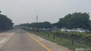 Tol Cipali Arah Timur Macet Parah Km 188, Antrean Kendaraan Capai 8 Kilometer