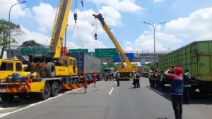 Evakuasi Kontainer Terguling di Tol JORR Selesai, Arus Lalu Lintas Kembali Normal