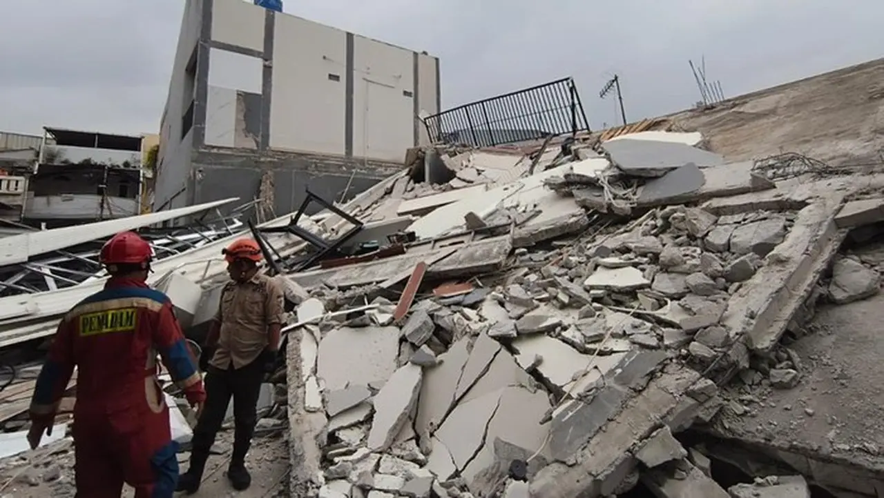 Bangunan Parkir Dua Lantai di Koja Jakarta Utara Tiba-Tiba Ambruk, Nyaris Timpa Anak-Anak