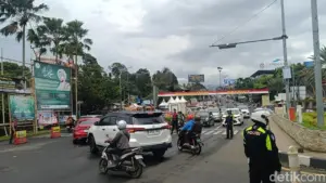 Usai One Way ke Puncak Bogor, Arus Lalu Lintas di Simpang Gadog Terpantau Padat Merayap