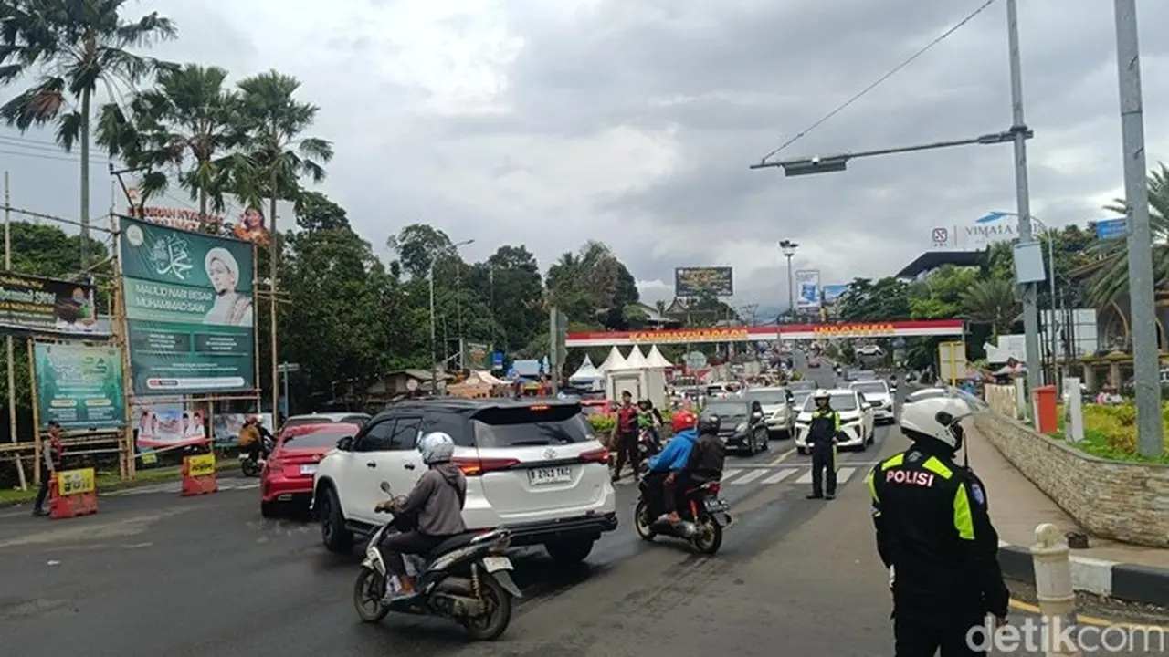 Usai One Way ke Puncak Bogor, Arus Lalu Lintas di Simpang Gadog Terpantau Padat Merayap Usai One Way ke Puncak Bogor, Arus Lalu Lintas di Simpang Gadog Terpantau Padat Merayap