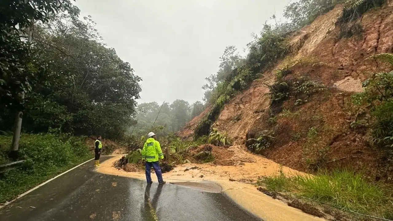 Tebing Longsor Tutup Jalan Lintas Tarutung-Tapanuli Tengah, Akses Terputus Total Tebing Longsor Tutup Jalan Lintas Tarutung-Tapanuli Tengah, Akses Terputus Total
