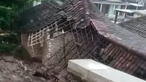 Longsor Terjang Mojokerto, Tembok Penguat Tanah Ambruk Timpa Rumah Warga