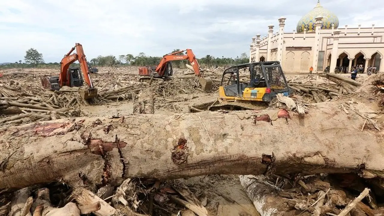 Bencana Sumatera: 1.135 Tewas, 489 Ribu Warga Mengungsi Akibat Banjir dan Longsor Bencana Sumatera: 1.135 Tewas, 489 Ribu Warga Mengungsi Akibat Banjir dan Longsor