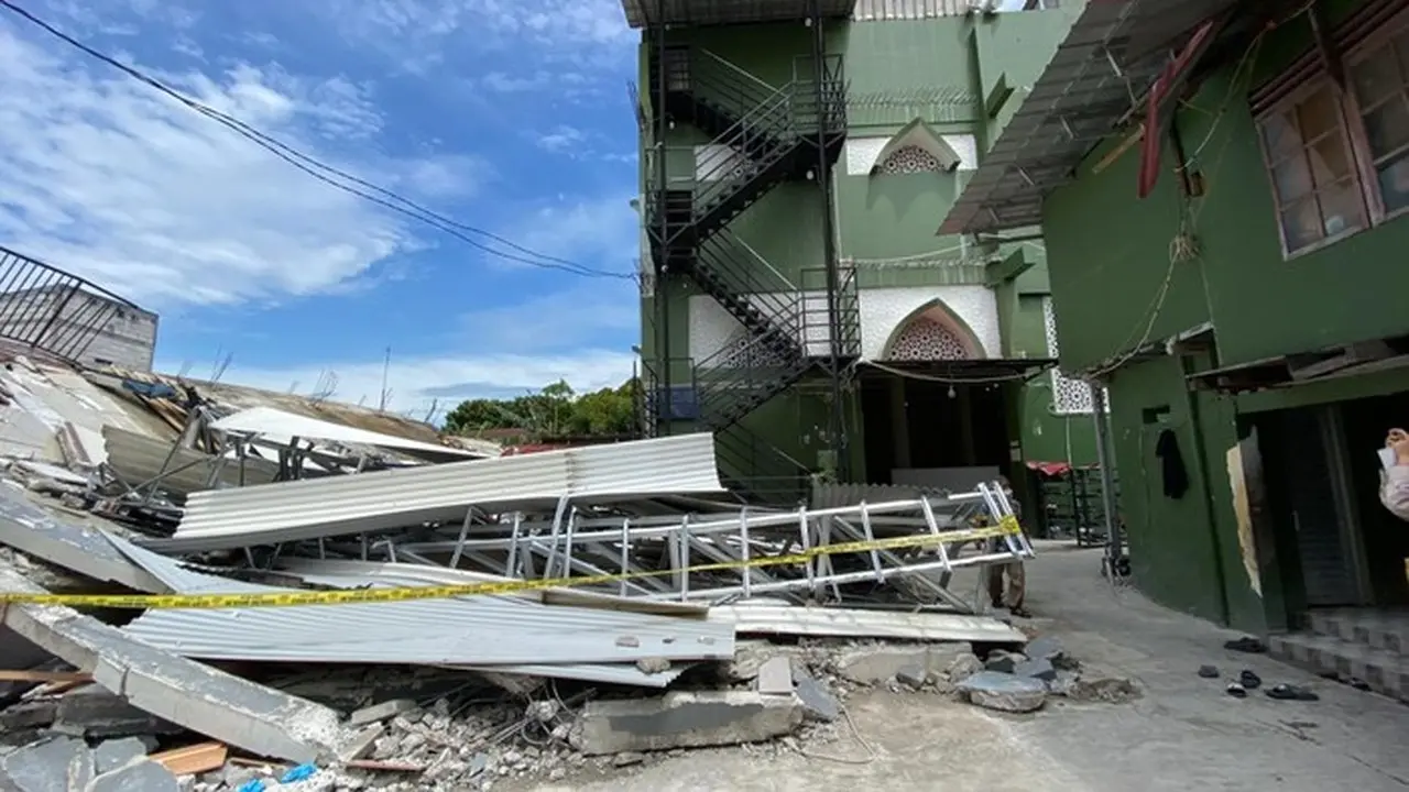 Bangunan Parkir Dua Lantai di Koja Ambruk, Pemilik Kaget Tak Ada Tanda Bahaya Bangunan Parkir Dua Lantai di Koja Ambruk, Pemilik Kaget Tak Ada Tanda Bahaya