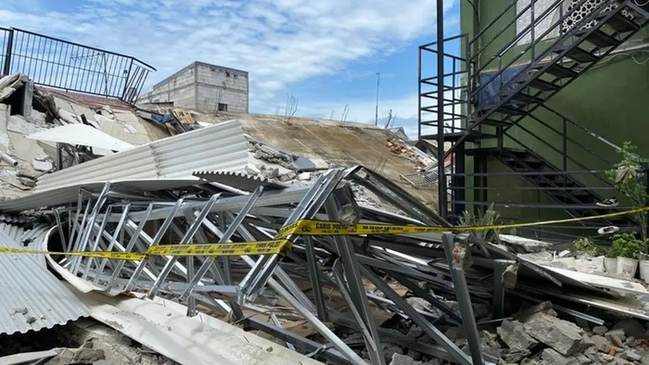 Bangunan Parkir Dua Lantai di Koja Jakarta Utara Ambruk, 4 Mobil dan 1 Motor Tertimpa Bangunan Parkir Dua Lantai di Koja Jakarta Utara Ambruk, 4 Mobil dan 1 Motor Tertimpa