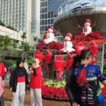 Ornamen Natal dan Tahun Baru di Bundaran HI Curi Perhatian, Warga Antusias Berfoto