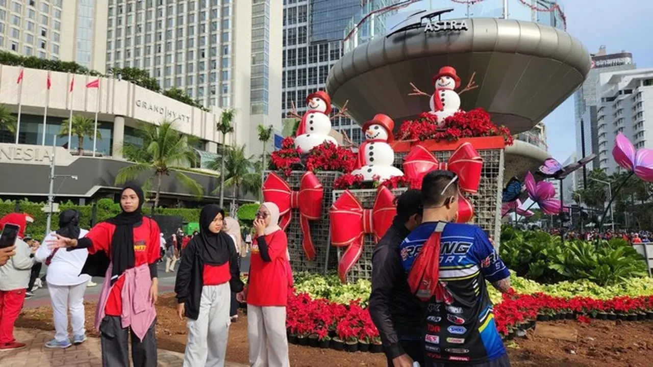 Ornamen Natal dan Tahun Baru di Bundaran HI Curi Perhatian, Warga Antusias Berfoto Ornamen Natal dan Tahun Baru di Bundaran HI Curi Perhatian, Warga Antusias Berfoto