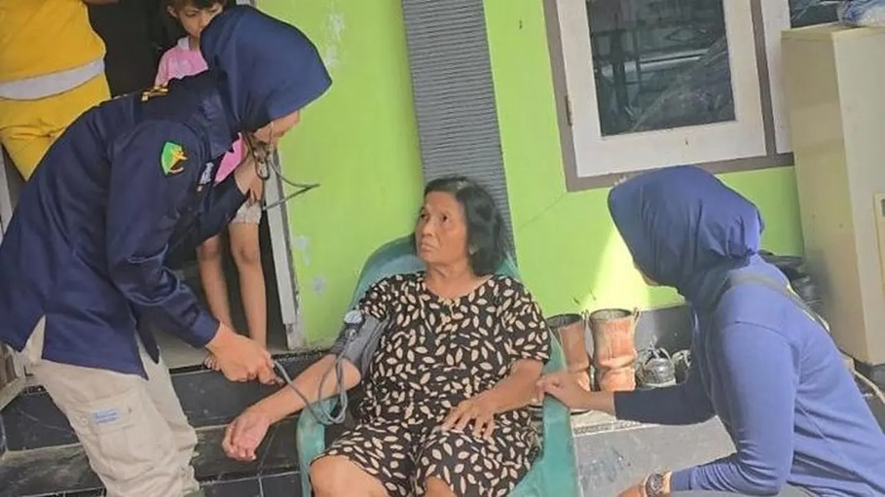 Polda Sumbar Berikan Pengobatan Gratis untuk 222 Warga Terdampak Bencana di Delapan Posko