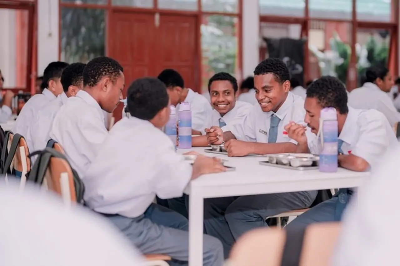 Alfius Mote: Dari Penjual Pinang di Pantai Base G ke Sekolah Gratis Berkualitas di Jayapura Alfius Mote: Dari Penjual Pinang di Pantai Base G ke Sekolah Gratis Berkualitas di Jayapura