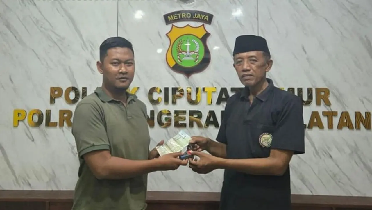 Polsek Ciputat Timur Kembalikan Motor Curian Warga Tangsel Setelah Proses Penyidikan Polsek Ciputat Timur Kembalikan Motor Curian Warga Tangsel Setelah Proses Penyidikan