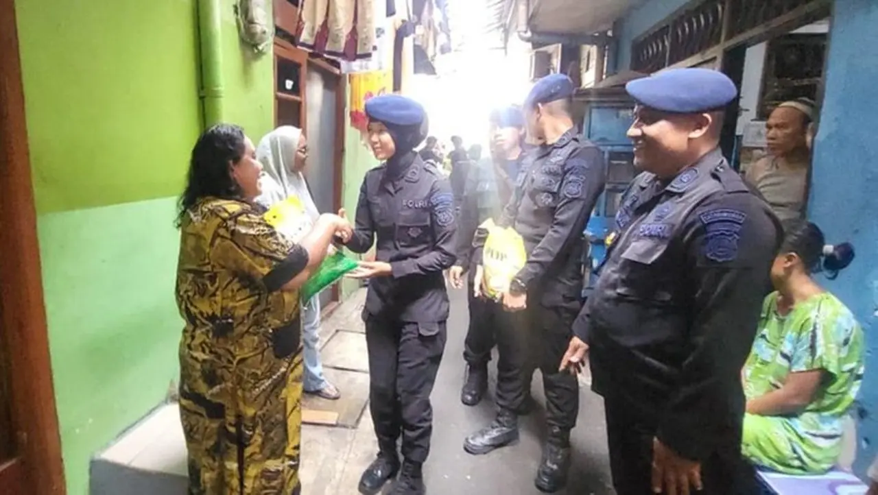 Brimob Polda Metro Distribusikan 625 Kg Beras untuk Warga Kebon Sirih, Jakarta Pusat Brimob Polda Metro Distribusikan 625 Kg Beras untuk Warga Kebon Sirih, Jakarta Pusat