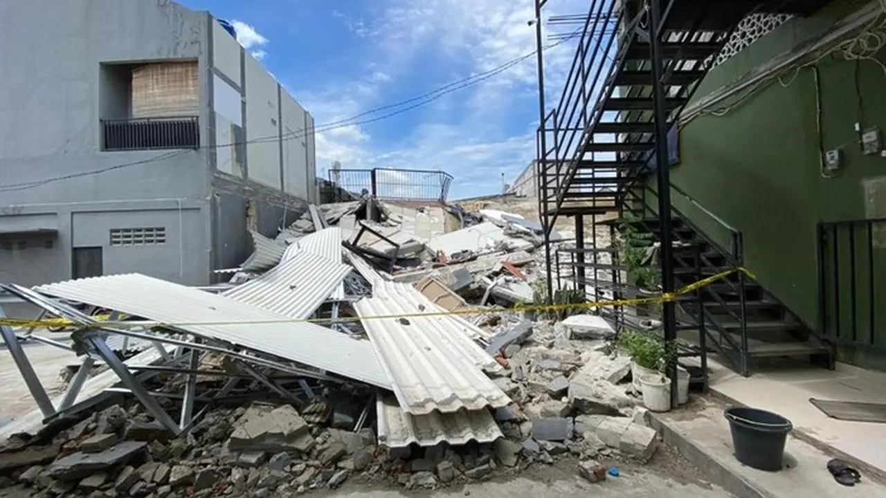 Gedung Parkir Dua Lantai di Koja Ambruk, Timpa 5 Kendaraan, Tak Ada Korban Jiwa Gedung Parkir Dua Lantai di Koja Ambruk, Timpa 5 Kendaraan, Tak Ada Korban Jiwa