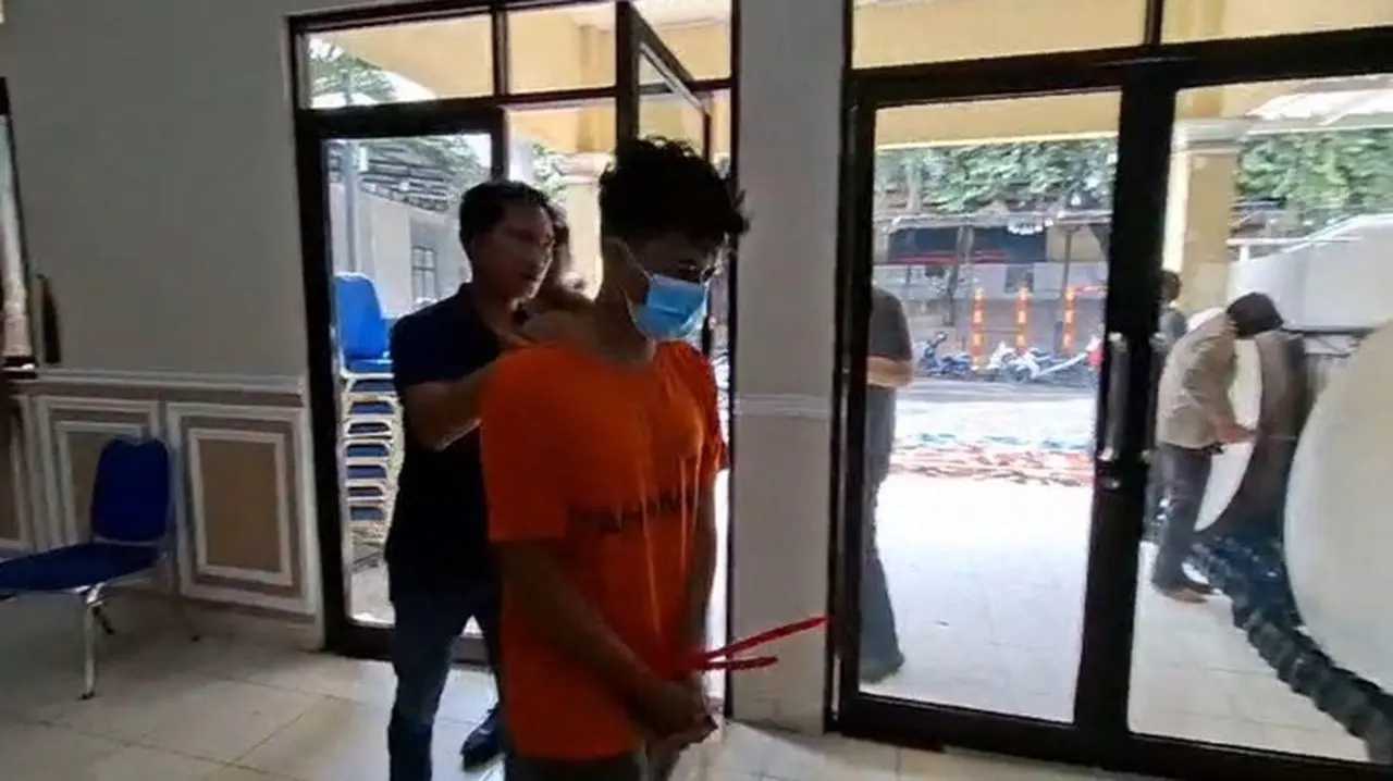 Motif Asmara Terungkap di Balik Teror Bom 10 Sekolah di Depok oleh Pria 23 Tahun Motif Asmara Terungkap di Balik Teror Bom 10 Sekolah di Depok oleh Pria 23 Tahun