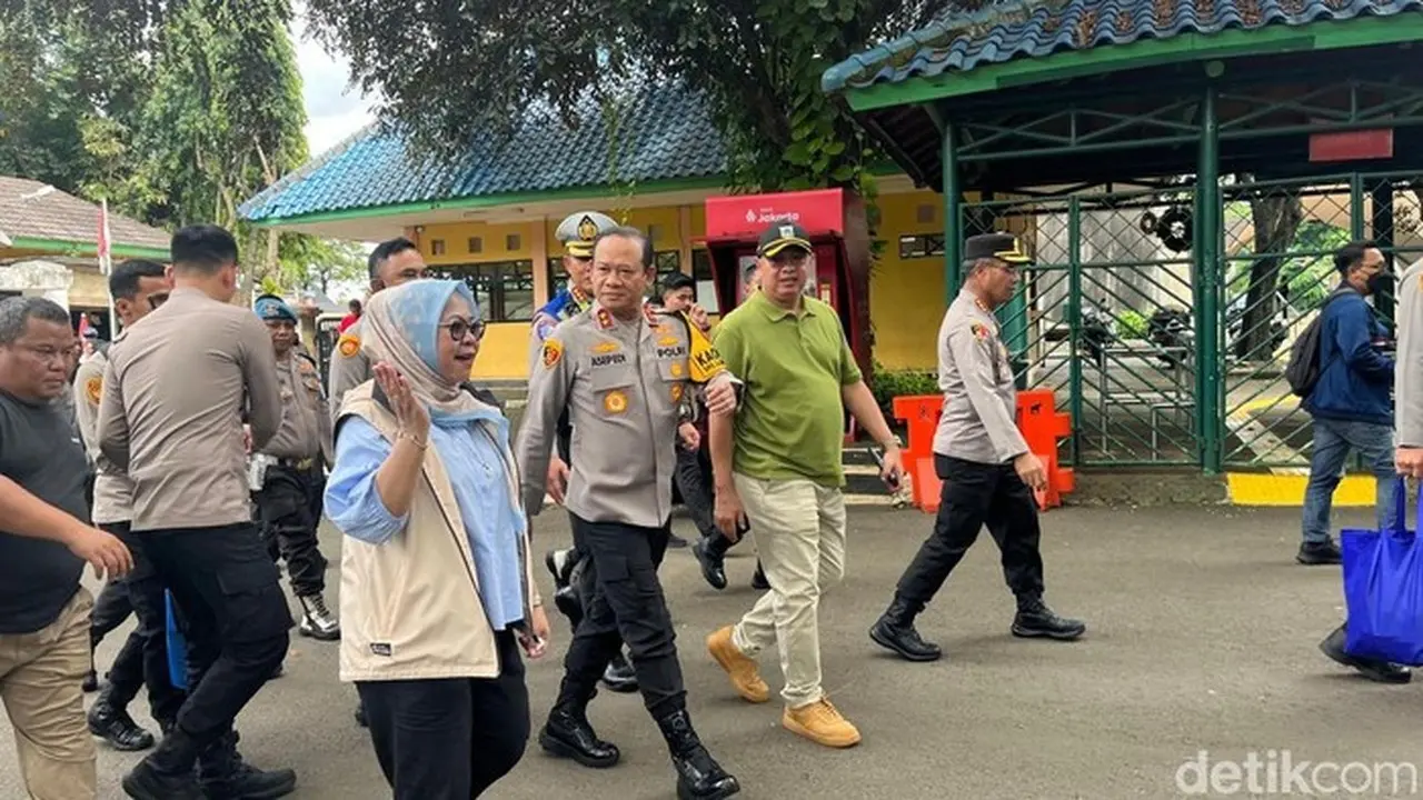 Kapolda Metro Kunjungi Ragunan, Pastikan Keamanan dan Sapa Pengunjung Libur Natal Kapolda Metro Kunjungi Ragunan, Pastikan Keamanan dan Sapa Pengunjung Libur Natal