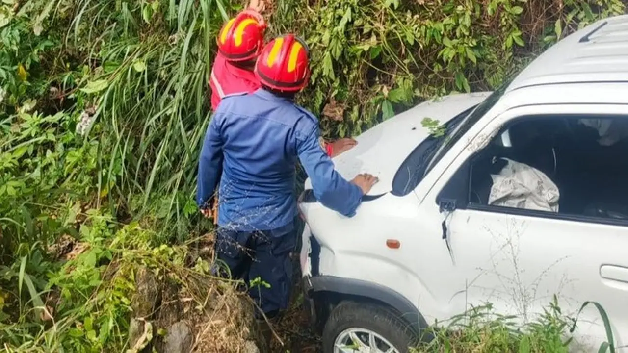 Mobil Terperosok ke Jurang di Bogor Akibat Pengemudi Mengantuk Saat Tikungan Mobil Terperosok ke Jurang di Bogor Akibat Pengemudi Mengantuk Saat Tikungan