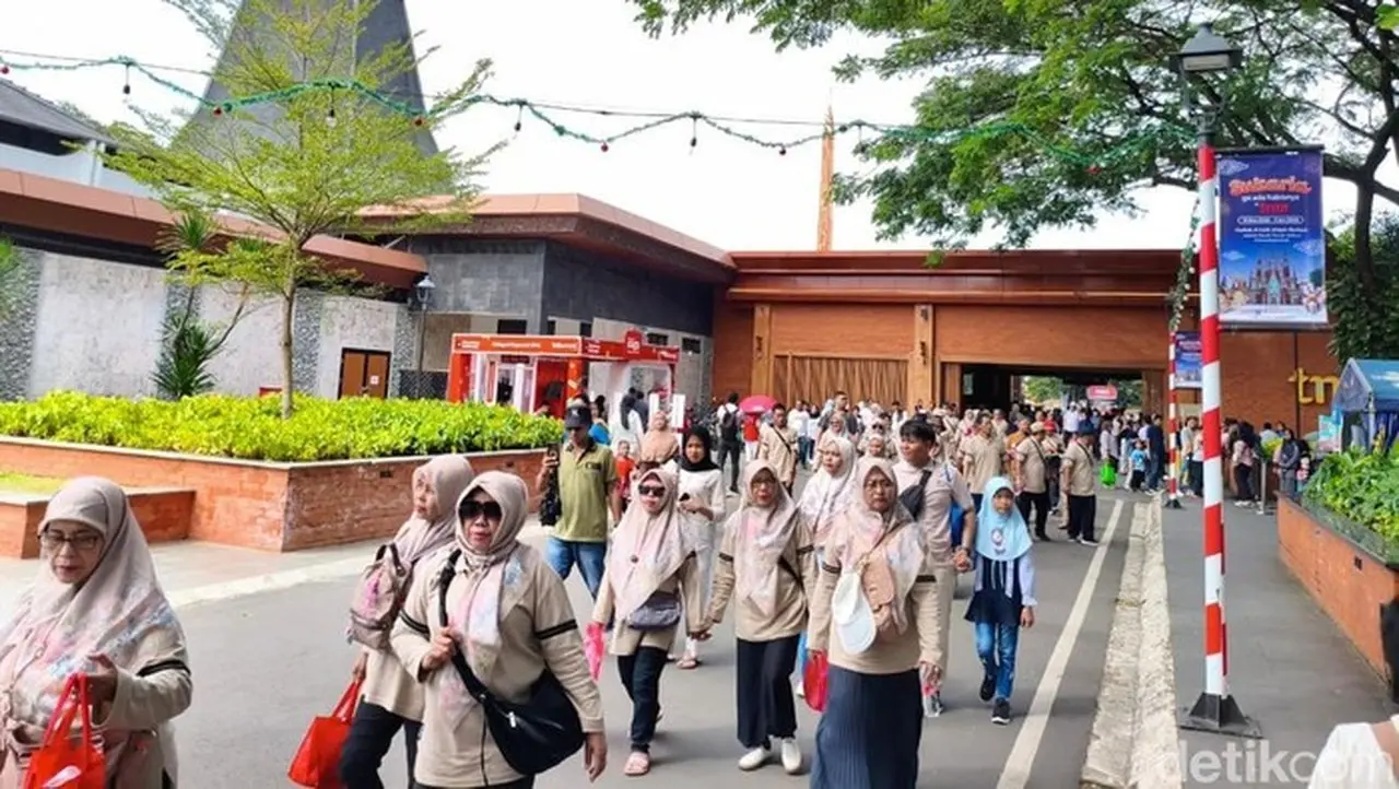 Long Weekend Nataru, Taman Mini Indonesia Indah Dipadati Ribuan Pengunjung Sejak Pagi Long Weekend Nataru, Taman Mini Indonesia Indah Dipadati Ribuan Pengunjung Sejak Pagi