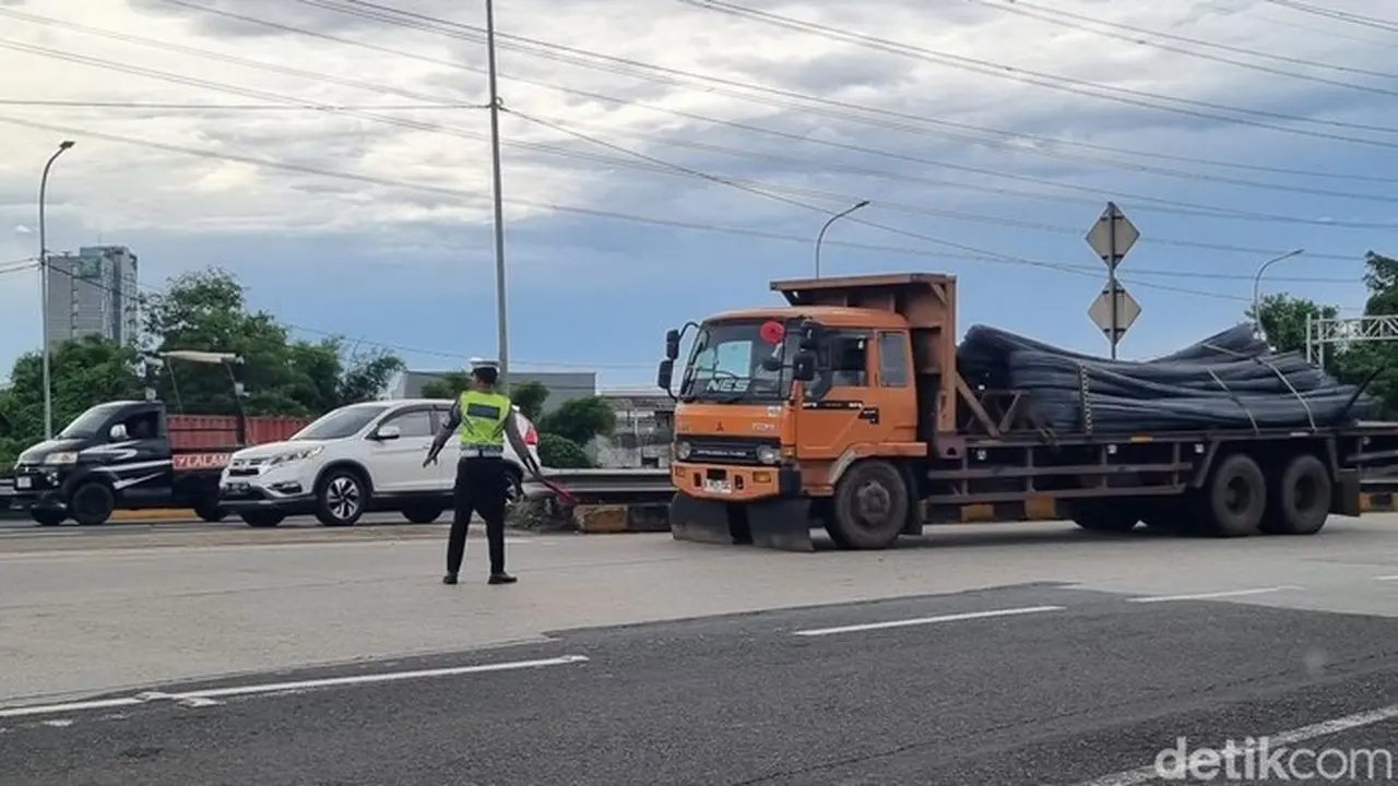 Polisi Tindak Tegas Truk Sumbu Tiga Melintas di Tol Cikampek Selama Libur Nataru Polisi Tindak Tegas Truk Sumbu Tiga Melintas di Tol Cikampek Selama Libur Nataru