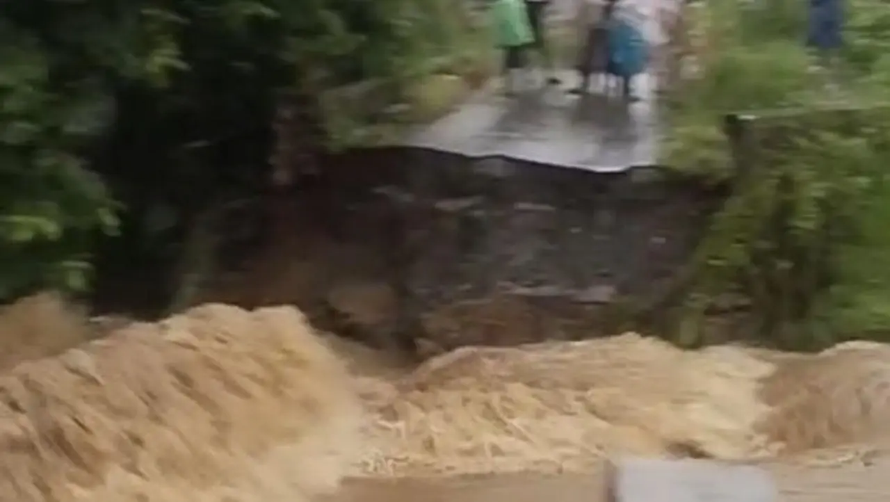 Jembatan Penghubung Desa di Tanah Laut Putus Diterjang Banjir, Satu Warga Tewas Jembatan Penghubung Desa di Tanah Laut Putus Diterjang Banjir, Satu Warga Tewas
