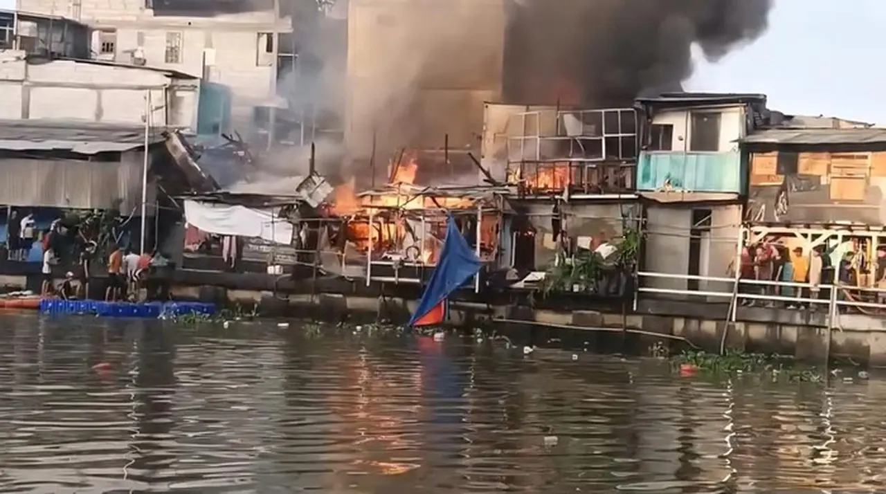14 Rumah Semi Permanen di Kapuk Muara Ludes Terbakar, Kerugian Capai Rp 900 Juta 14 Rumah Semi Permanen di Kapuk Muara Ludes Terbakar, Kerugian Capai Rp 900 Juta