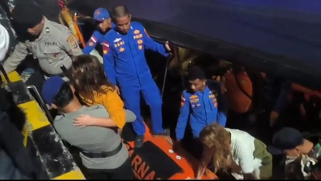 Serpihan Kapal Ditemukan, 4 WN Spanyol Hilang di Perairan Labuan Bajo Serpihan Kapal Ditemukan, 4 WN Spanyol Hilang di Perairan Labuan Bajo