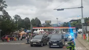 Kepadatan Lalu Lintas Malam Hari di Jalur Puncak Bogor, Polisi Siagakan 25 Personel