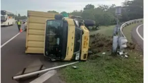Sopir Truk Boks Kaget DSalip Pajero, Banting Setir Hingga Terbalik di Tol Jagorawi