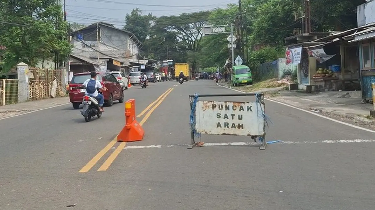 Arus Kendaraan ke Puncak Bogor Capai 2.600, One Way Diberlakukan Siang Nanti Arus Kendaraan ke Puncak Bogor Capai 2.600, One Way Diberlakukan Siang Nanti