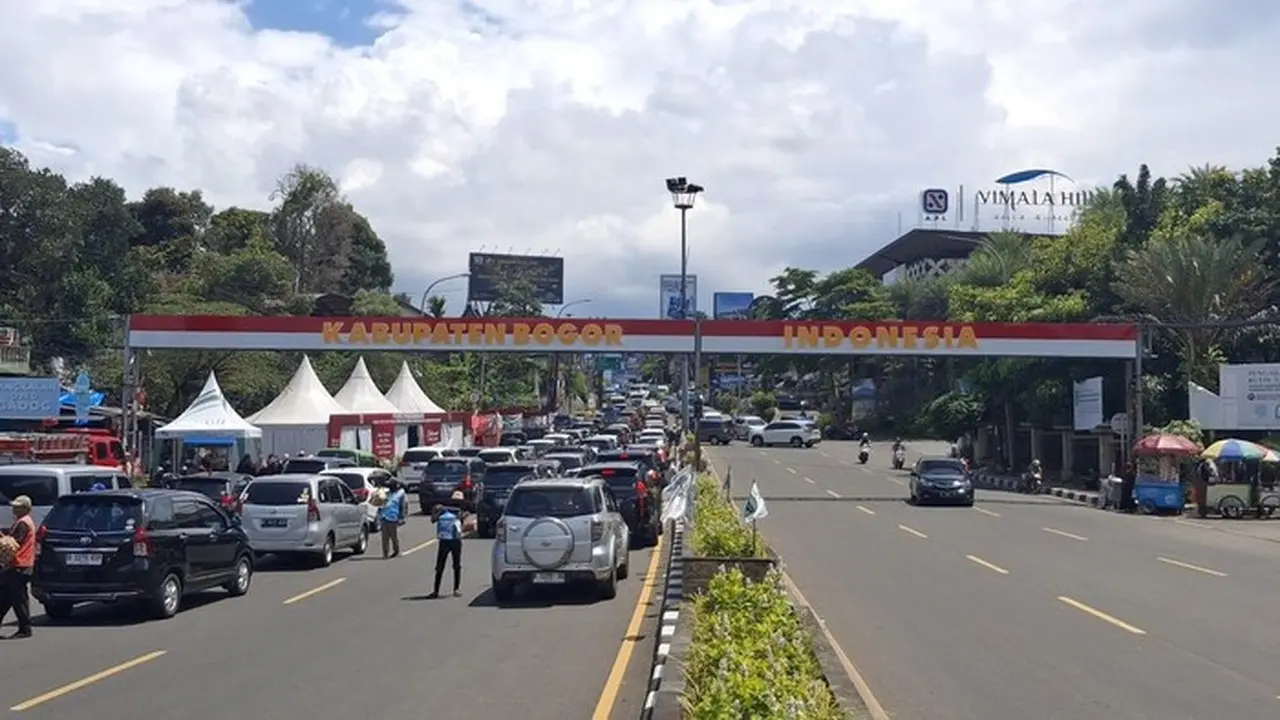 Arus Lalu Lintas Puncak Bogor Terpantau Landai, Rekayasa Terbatas Diterapkan di Titik Kepadatan