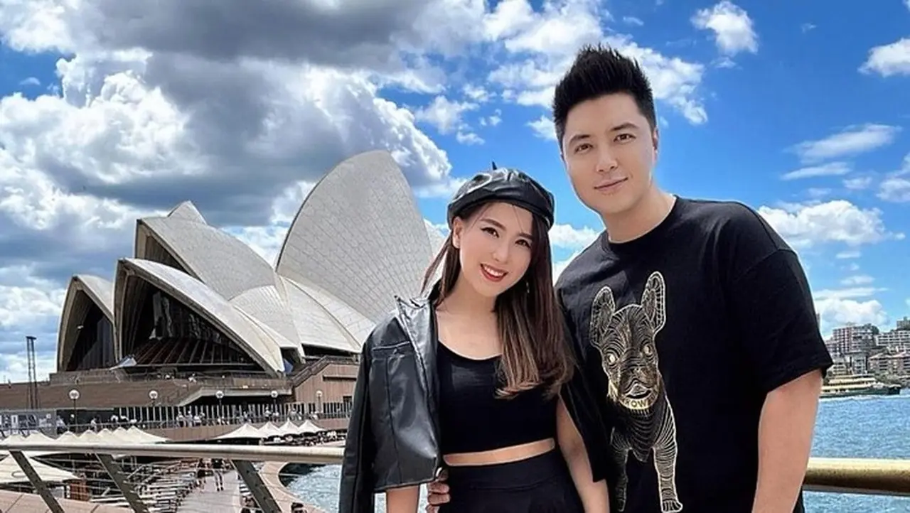 Angela Tee Umumkan Kelahiran Anak Ketiga, Siap Kembali ke Dunia Hiburan Angela Tee Umumkan Kelahiran Anak Ketiga, Siap Kembali ke Dunia Hiburan