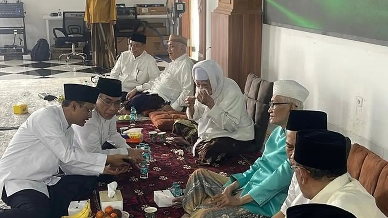 Momen Kebersamaan Petinggi PBNU: Gus Yahya, Gus Ipul, dan Rais Aam Makan Bersama di Surabaya Momen Kebersamaan Petinggi PBNU: Gus Yahya, Gus Ipul, dan Rais Aam Makan Bersama di Surabaya