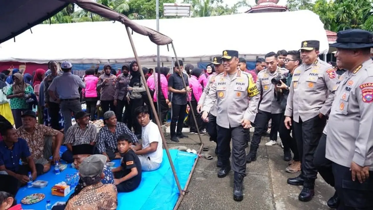 Wakapolri Dedi Prasetyo Resmikan Sumur Bor dan Tinjau Dapur Umum Bhayangkari di Sumbar Wakapolri Dedi Prasetyo Resmikan Sumur Bor dan Tinjau Dapur Umum Bhayangkari di Sumbar
