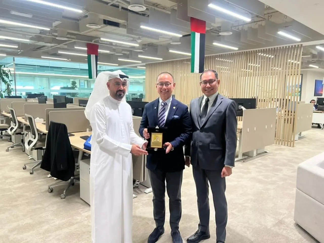 Wakil Ketua MPR Eddy Soeparno Temui Masdar di UEA, Bahas Investasi Energi Terbarukan 10 GW Wakil Ketua MPR Eddy Soeparno Temui Masdar di UEA, Bahas Investasi Energi Terbarukan 10 GW