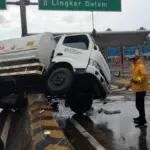 Truk Tangki Oleng di Tol JORR, Ringsek Parah Usai Hantam Pembatas Jalan