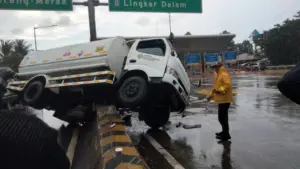 Truk Tangki Oleng di Tol JORR, Ringsek Parah Usai Hantam Pembatas Jalan