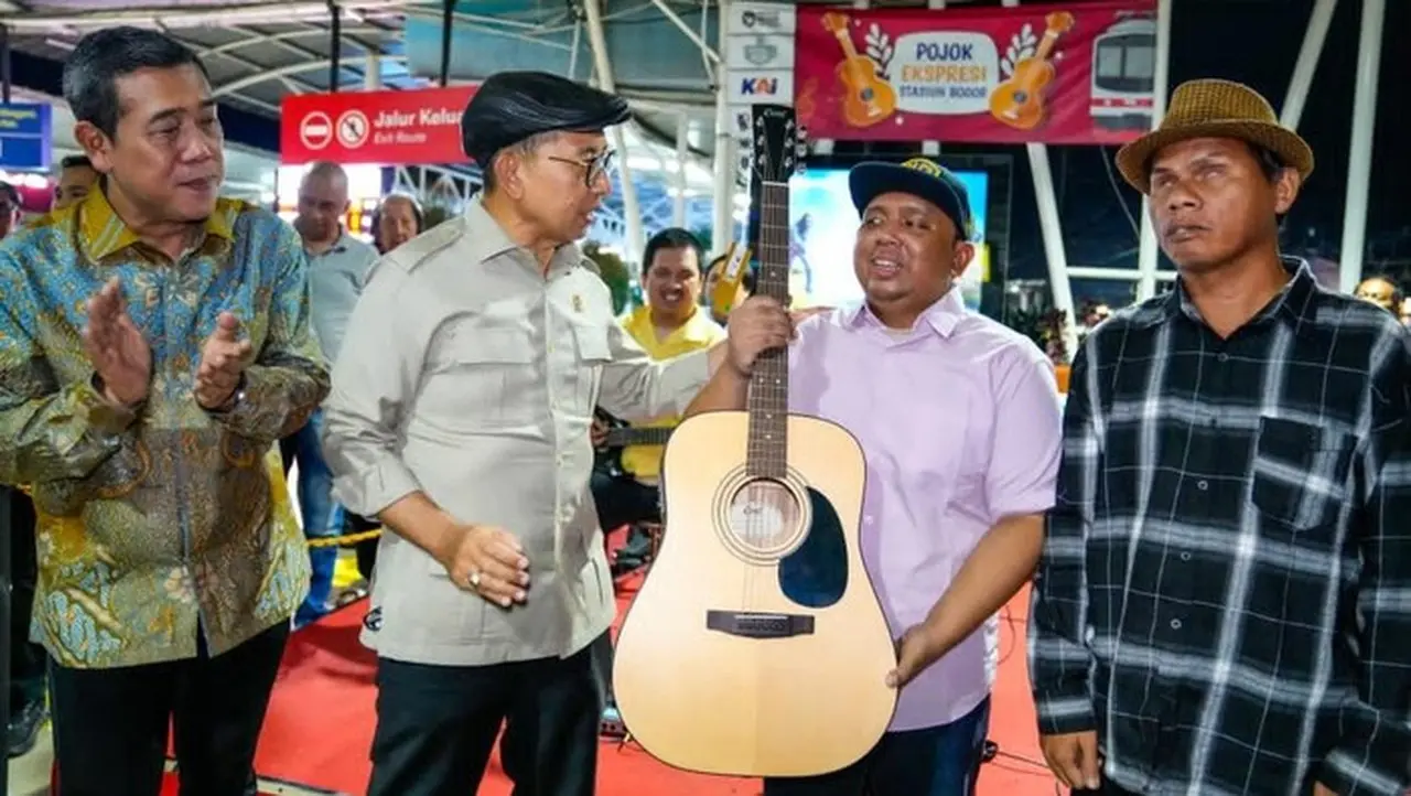 Kemenbud Serahkan Bantuan Alat Musik untuk Musisi Jalanan Bogor, Perkuat Ekosistem Seni Lokal Kemenbud Serahkan Bantuan Alat Musik untuk Musisi Jalanan Bogor, Perkuat Ekosistem Seni Lokal