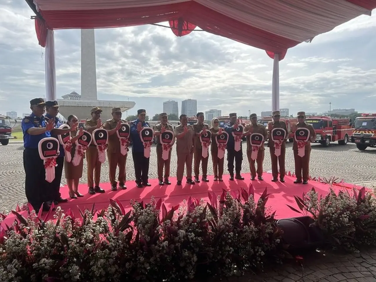 Pramono Anung Serahkan 14 Unit Mobil Damkar Hibah untuk Bekasi hingga Karo Pramono Anung Serahkan 14 Unit Mobil Damkar Hibah untuk Bekasi hingga Karo