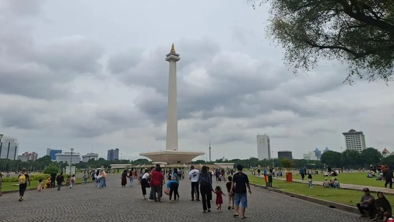 Libur Natal 2025: 130 Ribu Pengunjung Padati Kawasan Monas Libur Natal 2025: 130 Ribu Pengunjung Padati Kawasan Monas