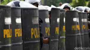 Ribuan Buruh Demo di Patung Kuda, 1.392 Polisi Dikerahkan Amankan Aksi