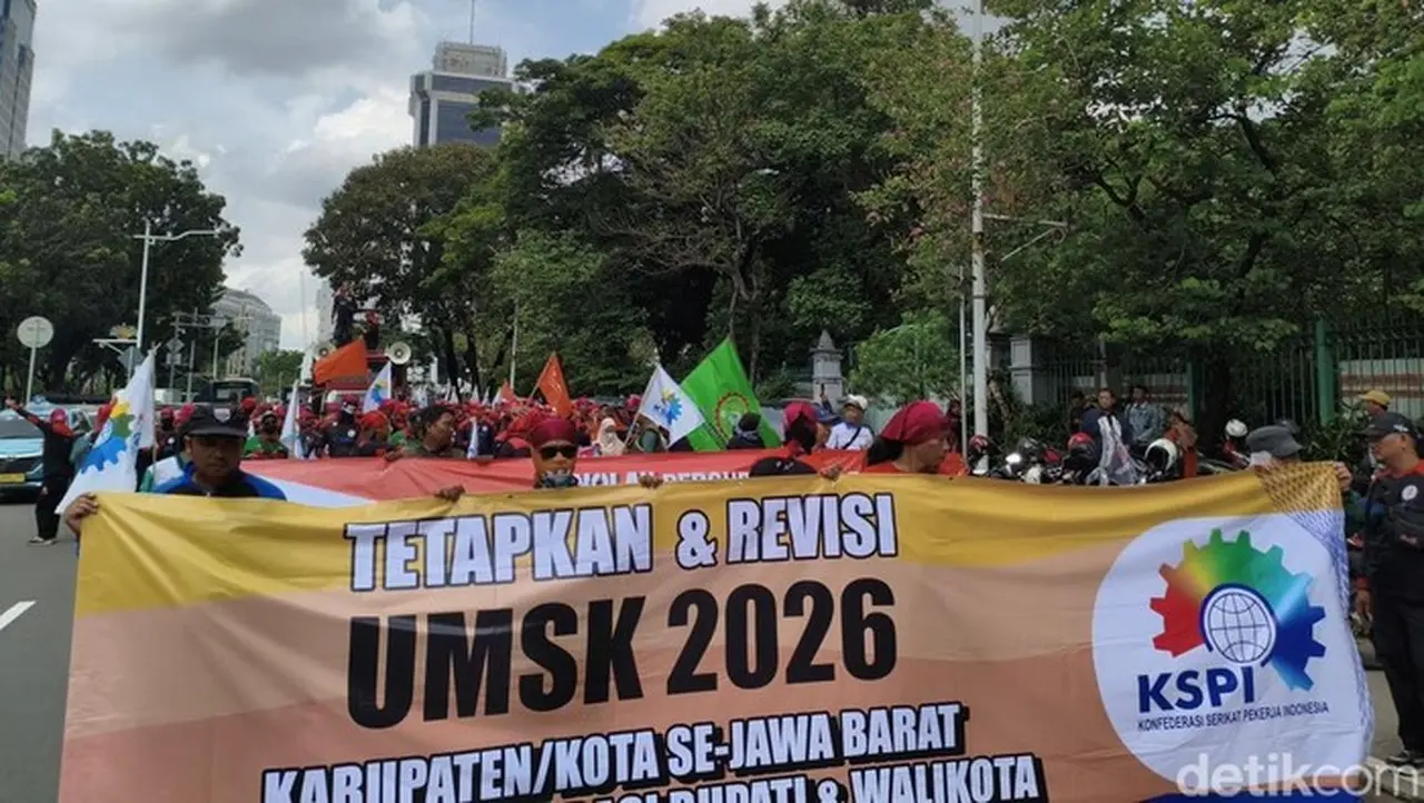 Ribuan Buruh Geruduk Istana Negara Tolak UMP DKI Jakarta 2026 Ribuan Buruh Geruduk Istana Negara Tolak UMP DKI Jakarta 2026