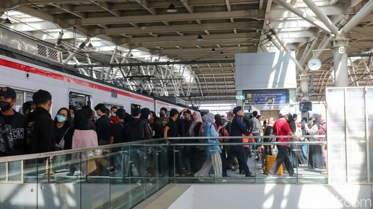Libur Akhir Tahun, KAI Commuter Imbau Penumpang Hindari Jam Sibuk KRL Libur Akhir Tahun, KAI Commuter Imbau Penumpang Hindari Jam Sibuk KRL