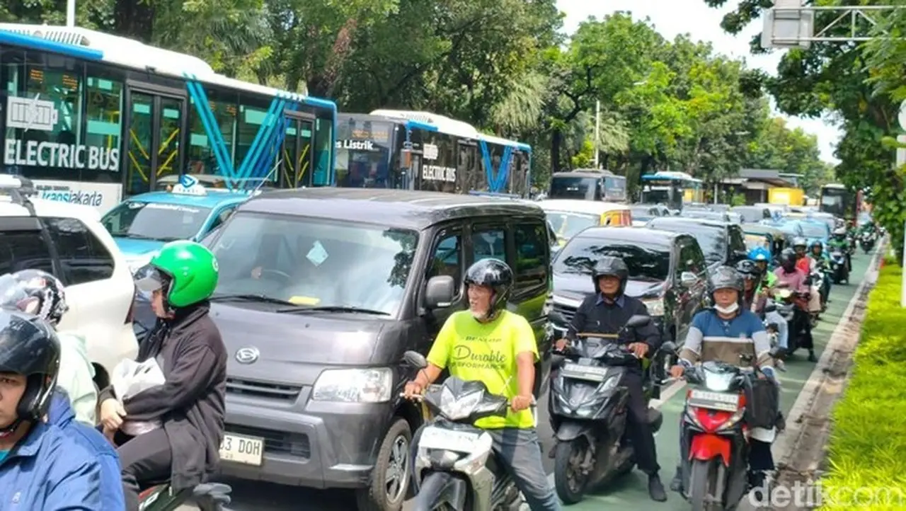 Demo Buruh di Medan Merdeka Selatan Sebabkan Macet Parah, Tuntut UMP Rp 5,8 Juta Demo Buruh di Medan Merdeka Selatan Sebabkan Macet Parah, Tuntut UMP Rp 5,8 Juta
