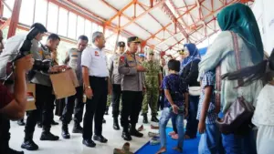 Kapolri Jenderal Listyo Sigit Tinjau Kesiapan Nataru di Stasiun Tawang Semarang, Sapa Pemudik