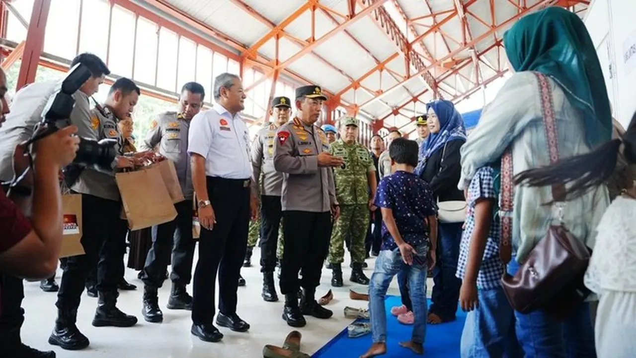 Kapolri Jenderal Listyo Sigit Tinjau Kesiapan Nataru di Stasiun Tawang Semarang, Sapa Pemudik