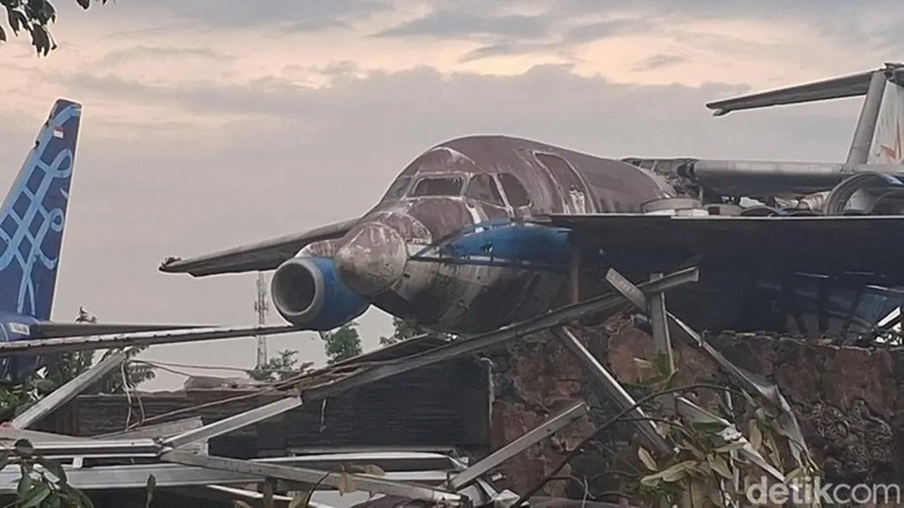 Angin Puting Beliung di Bogor Terbangkan Sayap Pesawat Bekas, Timpa Rumah Warga Angin Puting Beliung di Bogor Terbangkan Sayap Pesawat Bekas, Timpa Rumah Warga