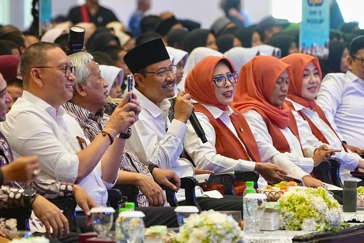 Siswa Sekolah Rakyat Unjuk Kemampuan Tiga Bahasa untuk Korban Bencana Sumatera Siswa Sekolah Rakyat Unjuk Kemampuan Tiga Bahasa untuk Korban Bencana Sumatera